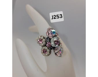 Anello con fiore vintage, accenti di perle di cristallo rosa, regolabile, color argento