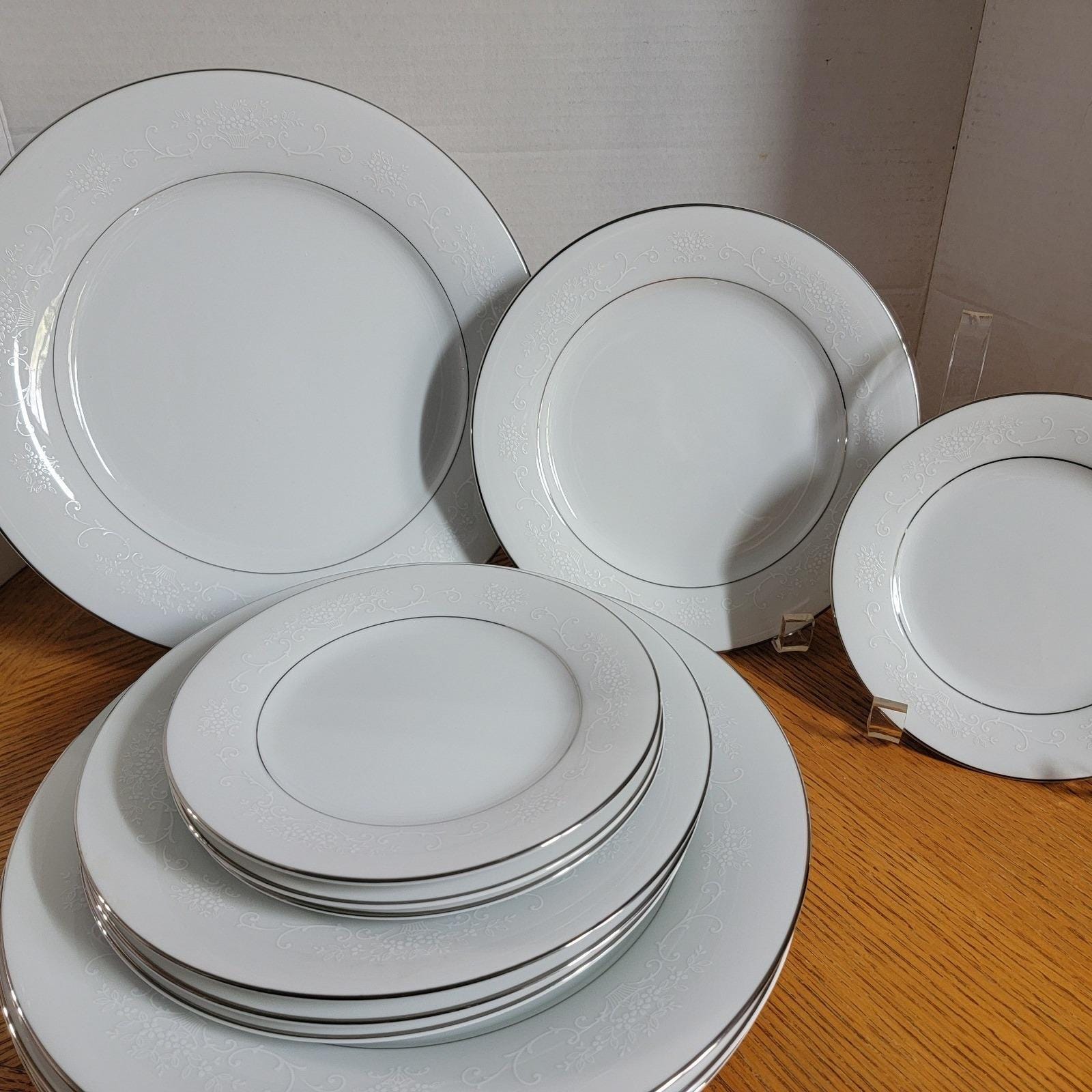 Noritakeホワイトディナー皿12枚セットレストラン仕様 Noritake Dinner Set for 12 - Etsy