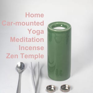 Op de afbeelding: Een groene keramische wierookhouder met een cilindrische vorm, een lepel en een pincet. De afbeelding bevat ook twee kleine metalen bakjes en de tekst "Home, Car-mounted, Yoga, Meditation, Incense, Zen Temple."