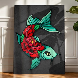 Può includere: Stampa su tela con un design stilizzato di pesce koi. Il pesce ha un corpo, pinne e coda turchese, con un vivace motivo floreale rosso. L'opera d'arte è ambientata su uno sfondo grigio scuro, creando un contrasto sorprendente. La stampa è esposta in una stanza con una pianta.