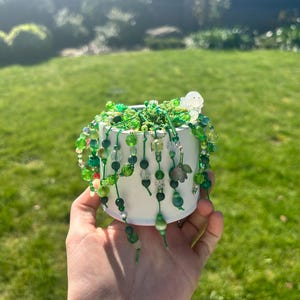 Doniczka z koralikami | Ręcznie robiona doniczka z ekologicznej żywicy | Dekoracja z mchu Fairycore | Wystrój domu Green Cottagecore