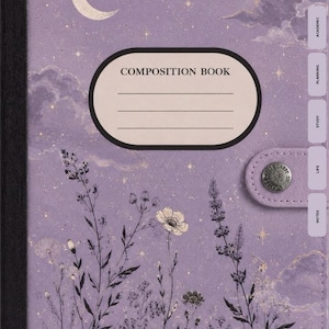 Può includere: Un quaderno di composizione color lavanda con una stampa del cielo notturno che include una luna crescente, stelle e nuvole. La copertina presenta illustrazioni botaniche nere di fiori selvatici e un'etichetta centrale COMPOSITION BOOK.