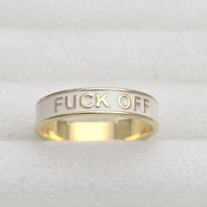 Graverad 'Fuck Off' sterlingsilverring: Förgylld emaljring