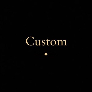 Può includere: Sfondo nero con la parola "Custom" in un elegante carattere dorato. Sotto la parola c'è un disegno a stella dorata. L'immagine è semplice e pulita, con un focus sul testo.