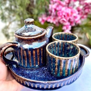 Handgemaakte blauwe keramische theeset, ambachtelijk aardewerk, theepot met dienblad en kopjes, housewarmingcadeau