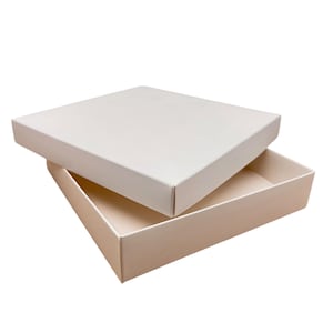 Può includere: Un set di tre tazze in ceramica con finitura opaca e macchiettata. Le tazze sono nei toni del crema, grigio chiaro e grigio scuro. Ogni tazza ha un design semplice e minimalista e un manico arrotondato.