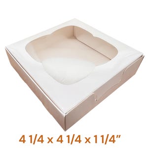 Könnte beinhalten: Ein Set aus drei Keramikbechern mit gesprenkelter, matter Oberfläche. Die Becher sind in Creme-, Hellgrau- und Dunkelgrautönen gehalten. Jeder Becher hat ein schlichtes, minimalistisches Design.