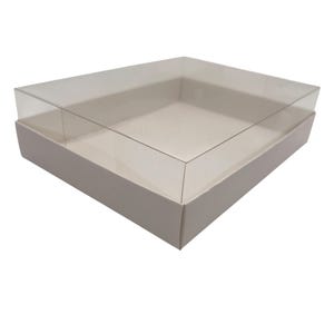 Peut inclure: Une boîte carrée blanc cassé avec un couvercle en plastique transparent. La boîte a un design simple et épuré, adapté à l'emballage ou à l'exposition. Le couvercle s'adapte parfaitement sur la base. La boîte est vide.