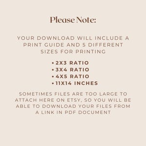 Puede incluir: Impresi&oacute;n digital beige con el texto "Please Note:" en la parte superior. El texto detalla que la descarga incluye una gu&iacute;a de impresi&oacute;n y 5 tama&ntilde;os para imprimir, incluyendo 28x36 cm. Texto adicional explica c&oacute;mo descargar archivos.
