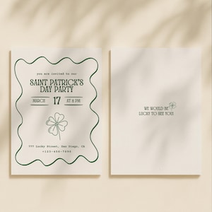 Op de afbeelding: Dubbelzijdige uitnodiging voor een St. Patrick's Day-feest. De voorkant heeft groene tekst en een klaverontwerp op een crèmekleurige achtergrond. De tekst luidt "Saint Patrick's Day Party" en bevat de datum, tijd en adres. De achterkant zegt "We would be lucky to see you!"