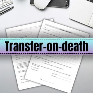 Puede incluir: Vista superior de un escritorio con teclado, ratón y bloc de notas. Varios documentos blancos son visibles, con el texto "Transfer-on-death" en una pancarta. Los documentos parecen ser formularios legales.