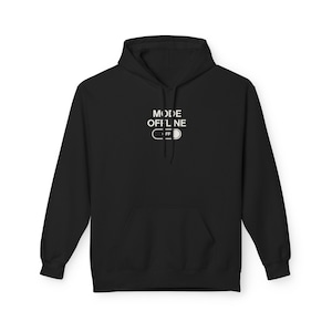 Peut inclure: Un sweat à capuche noir avec une poche avant et une capuche. Le texte "MODE OFFLINE" et un symbole d'interrupteur sont imprimés en blanc. Un vêtement décontracté et tendance.