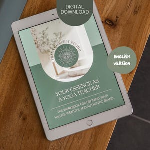 Könnte beinhalten: Ein Tablet zeigt einen digitalen Download eines Arbeitsbuchs. Der Bildschirm zeigt den Titel "Your Essence as a Yoga Teacher" und den Text "Prana Concept Studio". Das Design verwendet Grün und Weiß mit den Worten "Digitaler Download" und "Englische Version".