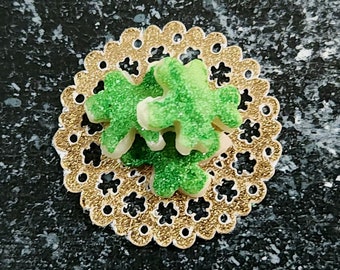 Dollhouse Miniature Paper Doilies with Shamrock Pattern, Set of 5 Gold