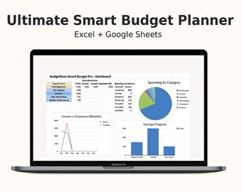 Puede incluir: Un MacBook Pro muestra un panel de control de planificador de presupuesto con gráficos. La pantalla muestra visualizaciones de datos para ingresos, gastos y progreso de ahorro. El texto en la parte superior dice "Ultimate Smart Budget Planner Excel + Google Sheets."