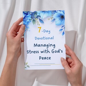 Puede incluir: Una tarjeta con el texto "7-Day Devotional Managing stress with God's Peace" es sostenida por dos manos. La tarjeta tiene un diseño floral con flores azules y hojas verdes. El texto es en azul y amarillo.