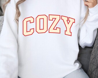 Sudadera blanca acogedora de cuello redondo con estampado universitario "COZY" en el pecho