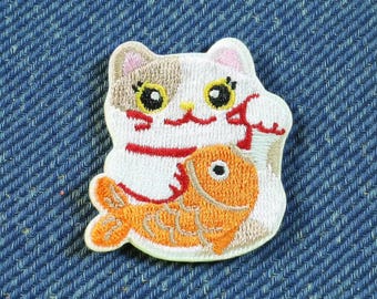 Mini Maneki Neko fabric patch, lucky cat emblem, kawaii iron-on badge