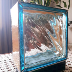 Handgefertigte, stimmungsvolle Tischleuchte aus Glasbausteinen und Buntglas, einzigartiges Kunsthandwerk – Retro-Art-Deco-Stil, Tiffany-Technik