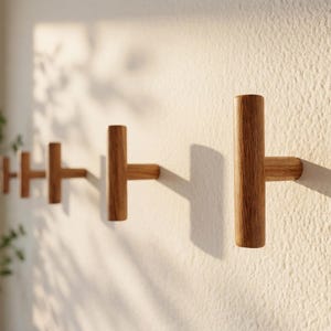 Könnte beinhalten: Ein rustikales Holzschild mit dem Text "Welcome to our home" in weißen Buchstaben. Das Schild hat eine verwitterte Oberfläche und ein schlichtes, einladendes Design, ideal für eine Veranda oder einen Eingangsbereich.