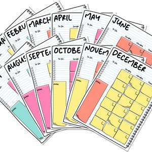 Könnte beinhalten: Eine Sammlung handgezeichneter monatlicher Planerseiten, jede mit einem Monat von Januar bis Dezember beschriftet. Die Seiten haben liniertes Papier, To-Do-Listen und farbige Haftnotizen in Rosa, Gelb und Orange. Die Seiten sind mit einer Spirale gebunden.