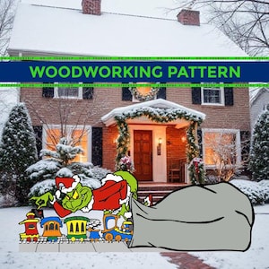 Peut inclure: Un patron de menuiserie fantaisiste représentant un personnage de dessin animé du Grinch en costume de Père Noël, tirant un sac rempli de trains jouets. L'arrière-plan montre une maison enneigée avec des décorations de Noël. Le texte "WOODWORKING PATTERN" est affiché.