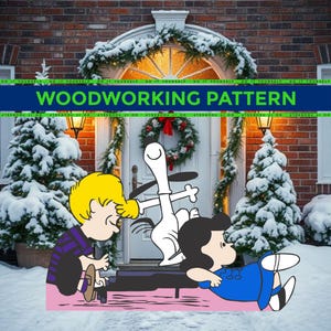 Pode incluir: Imagem de desenho animado com Snoopy, Charlie Brown e Lucy da história em quadrinhos Peanuts. A imagem é ambientada em uma cena externa com neve, com uma coroa de Natal e o texto "Woodworking Pattern".