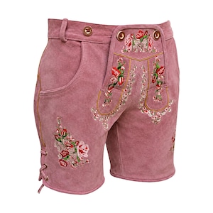 Puede incluir: Pantalones cortos de cuero rosa con bordados florales en rojo, verde y blanco. Los pantalones cortos tienen cierre de bot&oacute;n, bolsillo lateral y cordones decorativos en el lateral. El bordado est&aacute; delineado con hilo dorado.