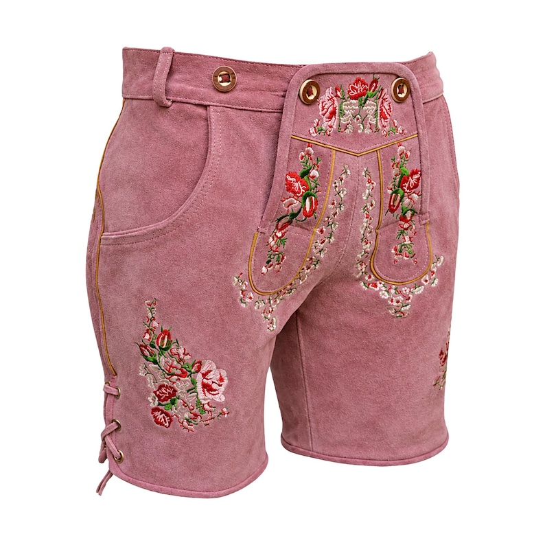 Puede incluir: Pantalones cortos de cuero rosa con bordados florales en rojo, verde y blanco. Los pantalones cortos tienen cierre de bot&oacute;n, bolsillo lateral y cordones decorativos en el lateral. El bordado est&aacute; delineado con hilo dorado.