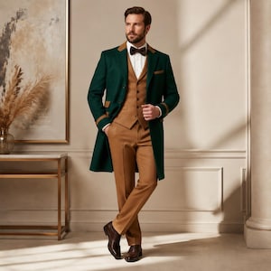 Könnte beinhalten: Ein dreiteiliger Anzug bestehend aus einem dunkelgrünen Mantel mit braunem Revers, einer beigen Weste und einer passenden beigen Hose. Das Outfit wird durch ein weißes Hemd, eine dunkelbraune Fliege und braune Lederschuhe ergänzt.