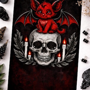 Może przedstawiać: Mroczny wydruk artystyczny przedstawiający czerwoną, podobną do nietoperza istotę z dużymi uszami i skrzydłami, siedzącą na szczegółowej czaszce. Czaszka otoczona jest świecami i liśćmi, na ciemnoczerwonym i czarnym tle.