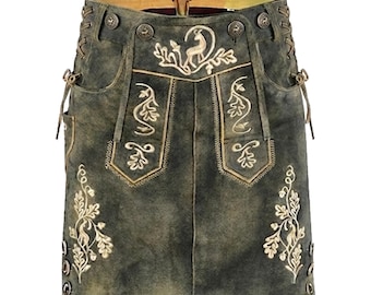 Puede incluir: Pantalones cortos de cuero verde con bordados decorativos. Los pantalones cortos presentan un diseño detallado con un ciervo y motivos florales, junto con botones y detalles de cordones. Los pantalones cortos tienen un aspecto vintage y desgastado.
