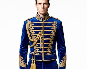 Peut inclure: Veste en velours bleu royal avec broderies et garnitures dorées. La veste présente des détails dorés ornés sur le col, les poignets et le devant, avec une corde et des glands dorés décoratifs. Veste de style formel.