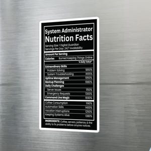 Puede incluir: Un imán rectangular negro con texto blanco diseñado como una etiqueta de información nutricional para administradores de sistemas. Enumera categorías como resolución de problemas, gestión de tiempo de actividad y consumo de café.