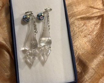 Brincos pendentes estilo lustre com detalhes em azul e prata - Arte de assemblage vintage