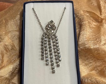 Colar Criatura de Strass - Arte de Assemblagem Vintage