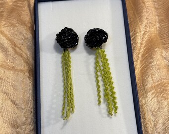 Brincos de pulseira verde limão com nós de miçangas - Arte de assemblage vintage