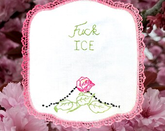Arte de parede "Fuck ICE" - Impressão bordada em estilo renda.