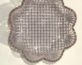 Bomboniere em formato de flor, em vidro fosco EAPG - transparente com borda dourada.