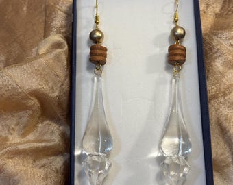 Brincos pendentes em formato de lustre com detalhes em ouro e madeira - Arte de assemblage vintage