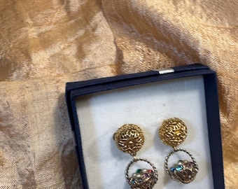 Brincos pendentes em forma de cesta, dourados e com strass - Arte de assemblage vintage