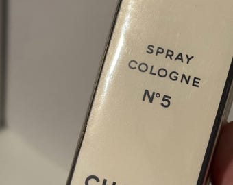Perfume vintage Chanel Nº 5 em spray, na embalagem original.