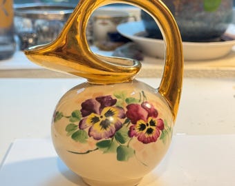 Jarro Le Pere dourado e com estampa de amor-perfeito