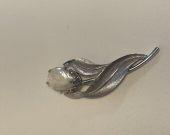 Broche vintage Trifari em madrepérola com formato de tulipa - raríssimo