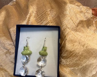 Brincos de Sapo e Gota de Cristal - Arte de Assemblagem Vintage