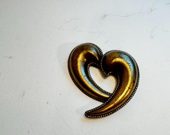 Broche vintage em forma de coração da Marla Buck, em tom de latão.