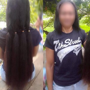 Puede incluir: Extensiones de cabello largo, marr&oacute;n oscuro. Una imagen muestra el cabello peinado en tres coletas, sujetas con peque&ntilde;as bandas. La otra imagen muestra a una persona sosteniendo un mech&oacute;n del mismo cabello casta&ntilde;o oscuro. La camiseta dice "7th Street New York".