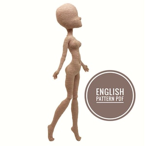 Puede incluir: Un cuerpo de muñeca beige tejido a ganchillo con una estructura delgada, posando en una postura de caminar. La muñeca tiene una cabeza grande y extremidades detalladas. Un gráfico circular marrón con el texto "ENGLISH PATTERN PDF" está a la derecha.