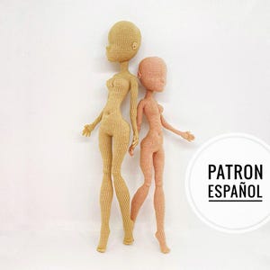 May include: Two crocheted doll bodies in beige and peach tones stand against a white background. The dolls are slender with detailed features, including articulated limbs. A white circle with the text "PATRON ESPAÑOL" is on the right side of the image.