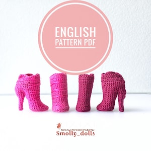 Puede incluir: Cuatro zapatos de muñeca de ganchillo rosa hechos a mano se muestran sobre un fondo blanco. Los zapatos incluyen una bota de tacón alto, una bota hasta la pantorrilla y dos botines. Un círculo rosa con el texto "ENGLISH PATTERN PDF" está en la parte superior.